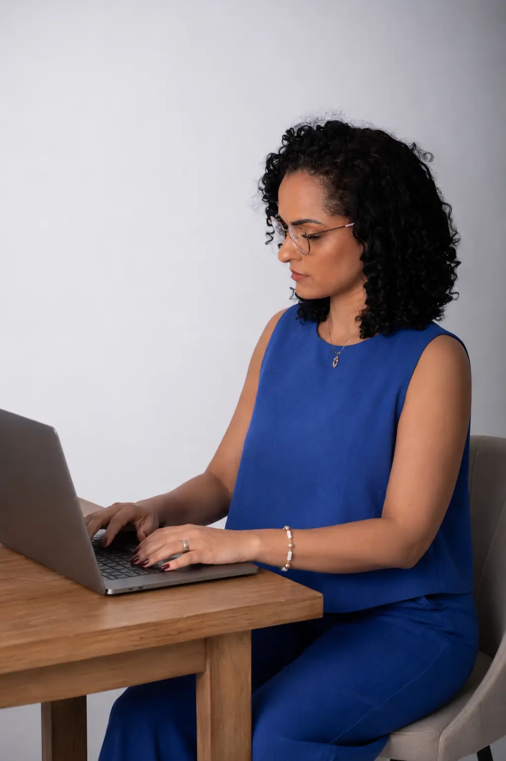 Consultora de RH conduzindo diagnóstico organizacional e de riscos psicossociais